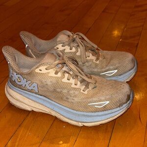 Hoka Clifton 9 in Tan and Light Blue